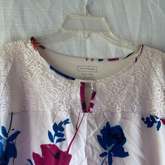 Gently Used Van Heusen Floral 3/4 Sleeve Blouse w/ Lace Yoke & Keyhole- Size XXL - Picture 3 of 8